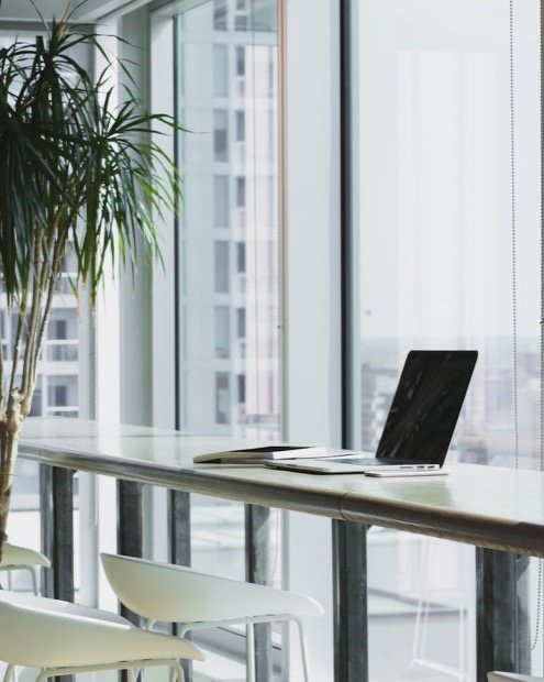 Mesa de escritório com notebook, ambiente de trabalho moderno